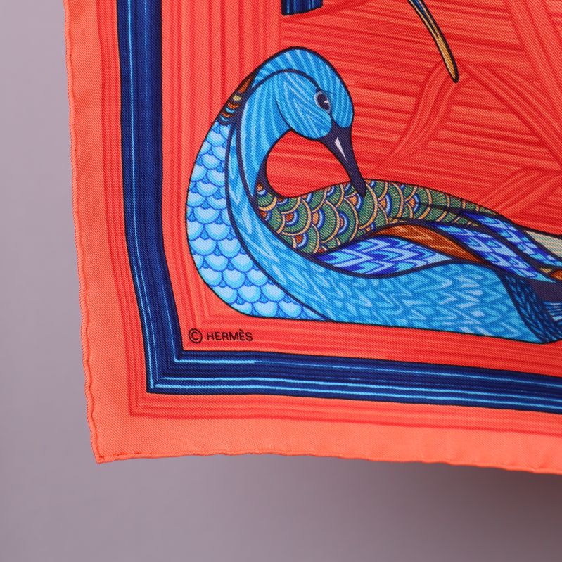 Blå fågelmotiv i närbild vid scarves kant