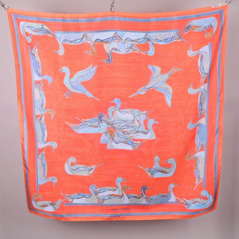 Scarf med blå fåglar sedd bakifrån