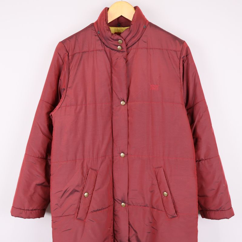 Närbild av kappans överdel och fickor framtill