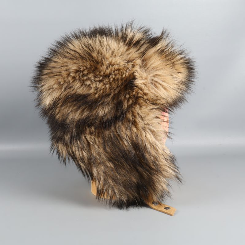 Fuskpälsmössa fotograferad från sidan med öronlapp