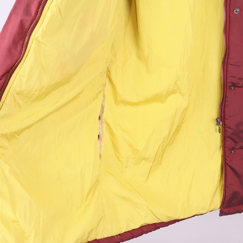 Gult innerfoder och inre design på dunkappa