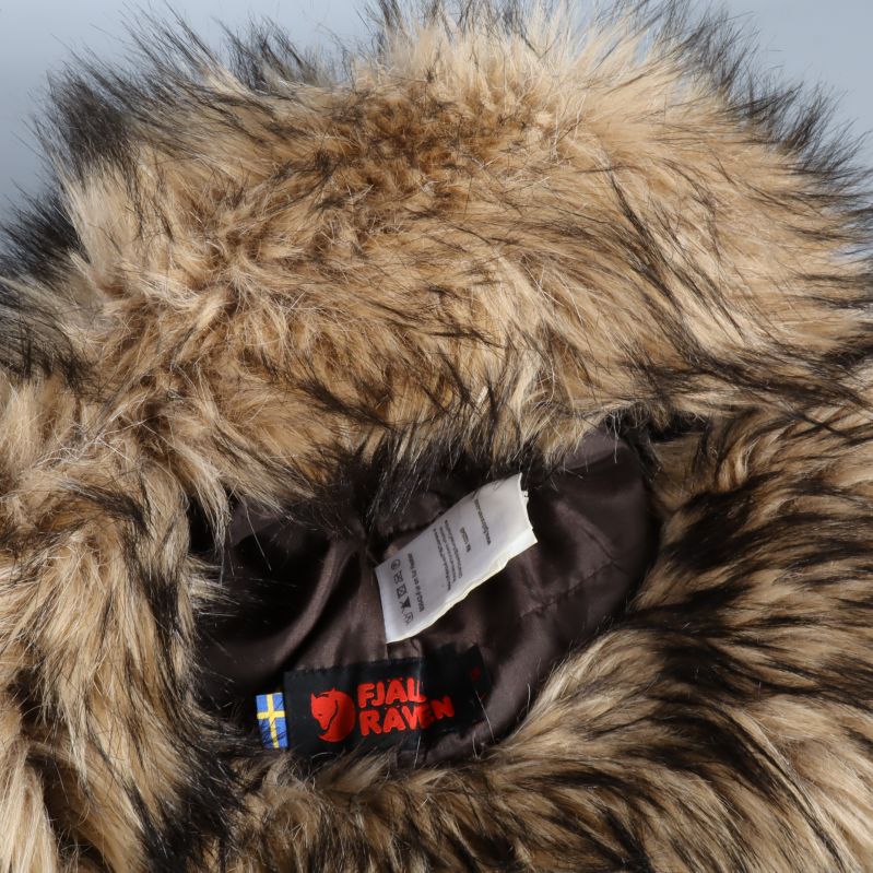 Närbild insida mössa med etikett och Fjällräven-logotyp