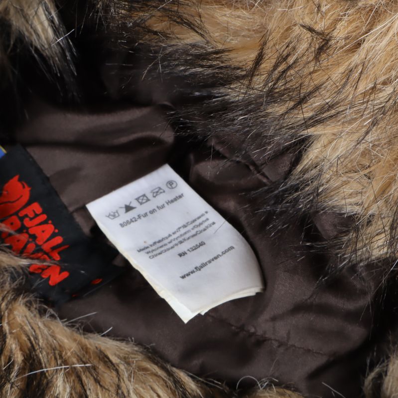 Närbild materialetikett med tydliga skötselanvisningar