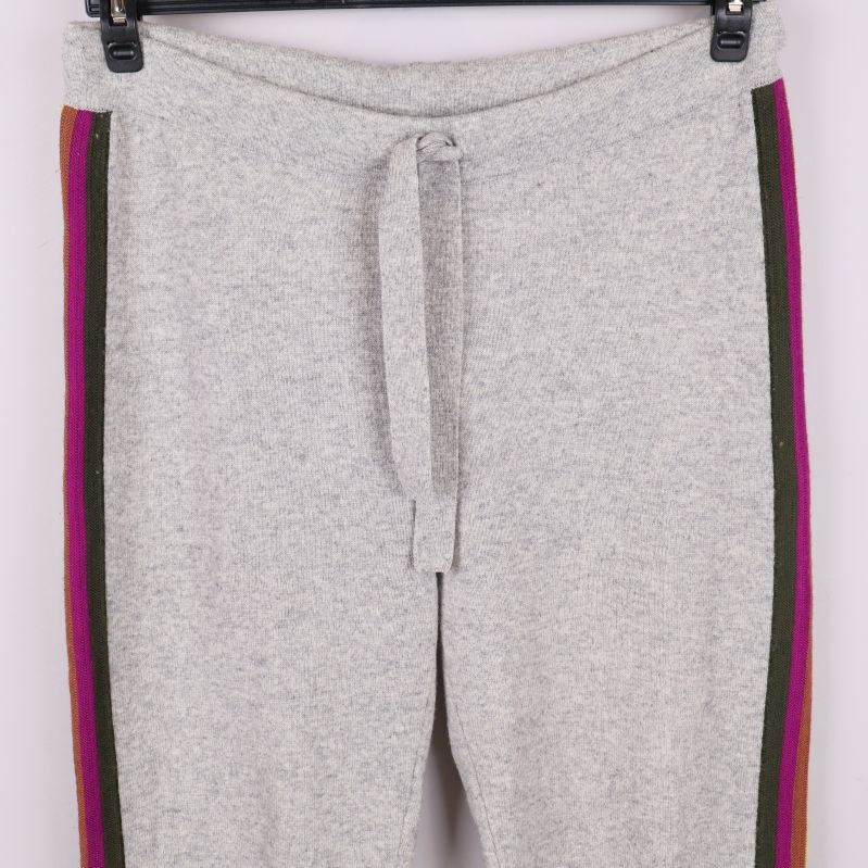 Närbild av midja på grå byxa med knytband