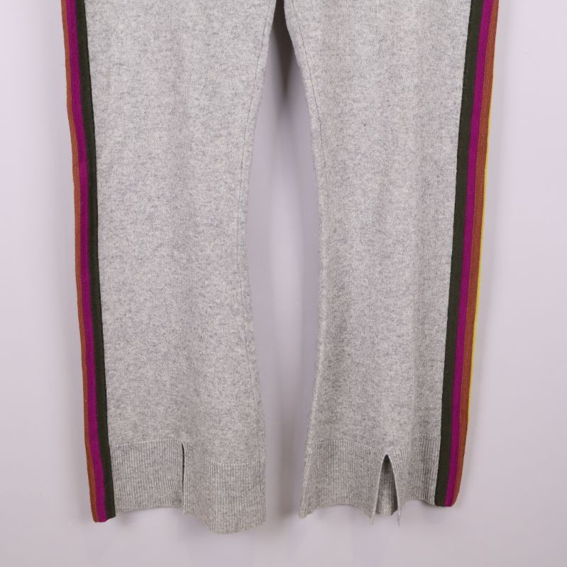 Detalj av benslut med slits på grå byxa