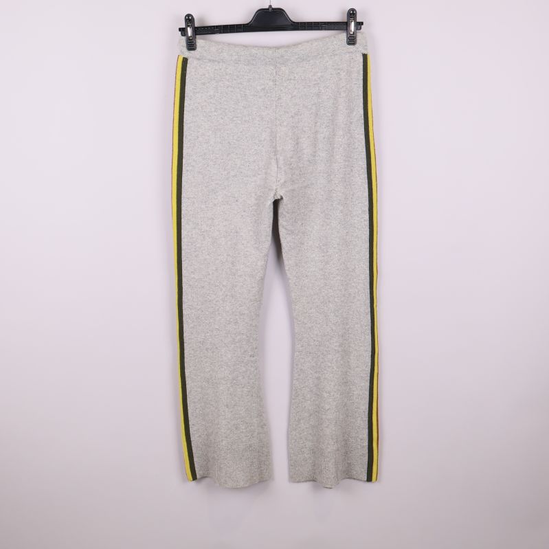 Grå stickade byxor med ränder sedd bakifrån