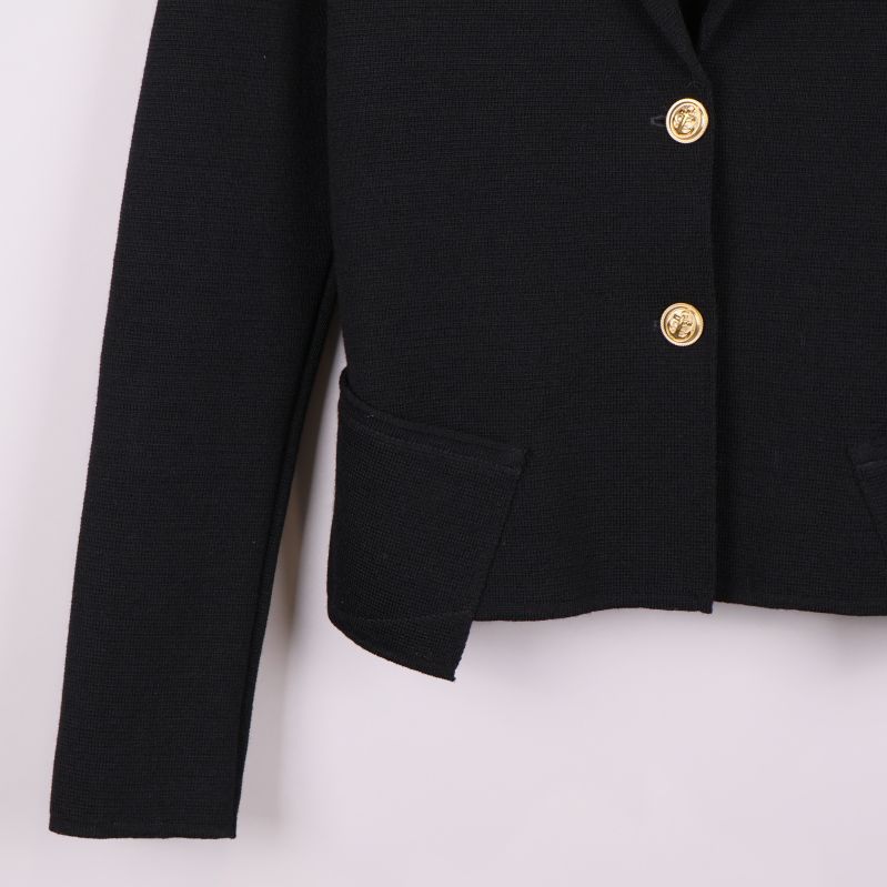 Närbild på fickorna och nedre delen av kavajen