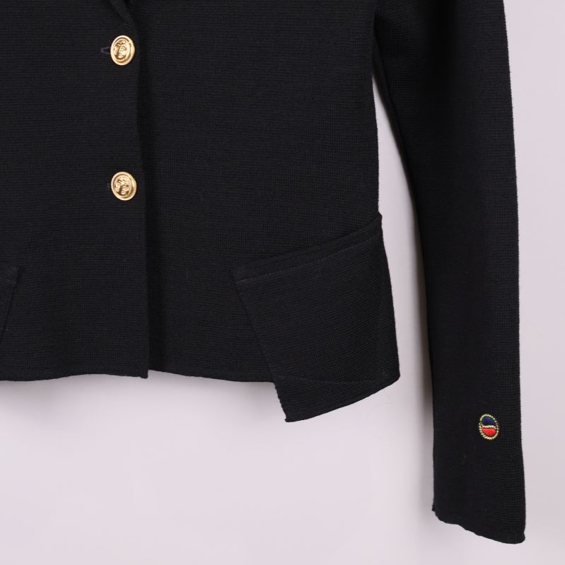 Närbild på ärmslut med rund Busnel-dekal