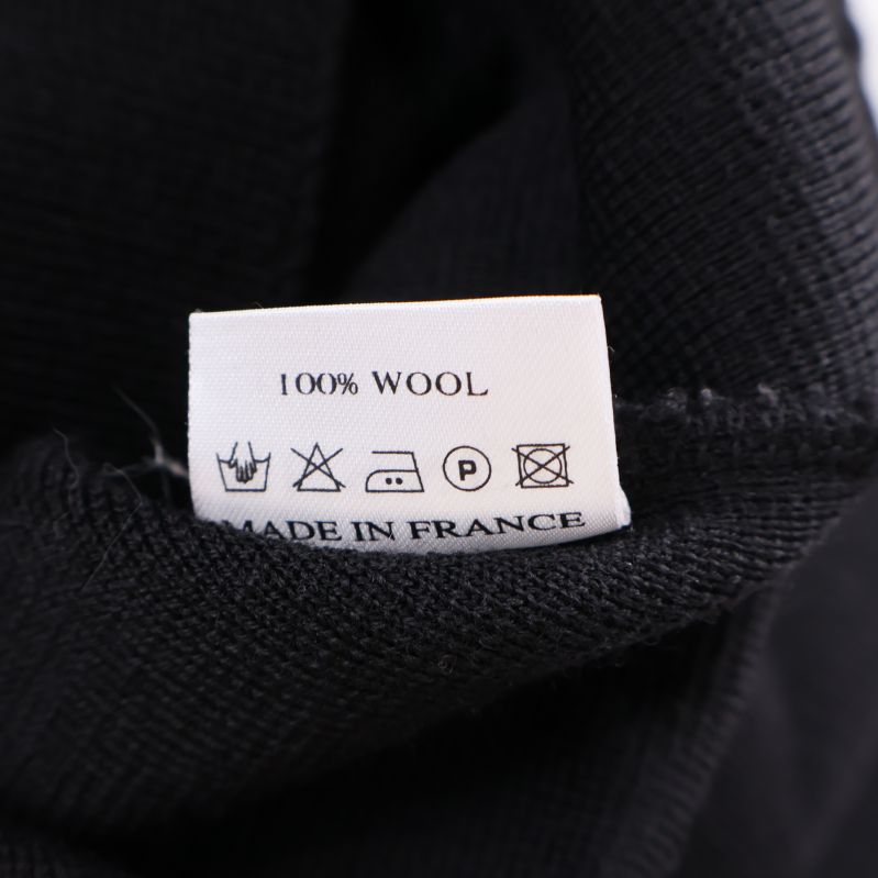 Materiallapp med texten 100% wool och tvättsymboler