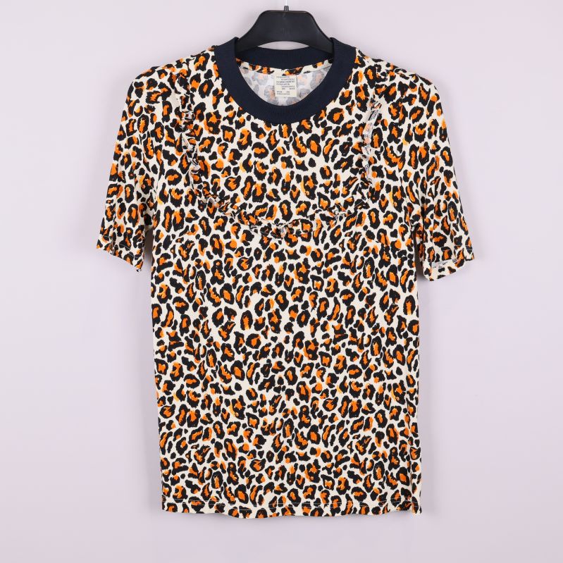 Leopardmönstrad t-shirt med mörk rund krage framifrån
