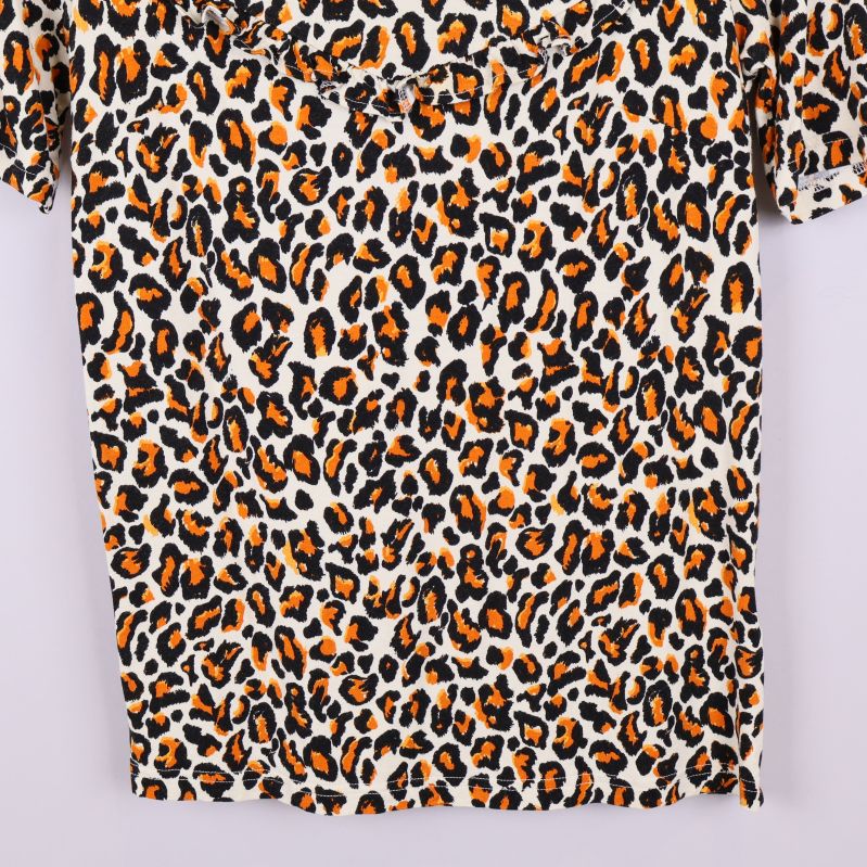 Närbild på nedre delen av leopardmönstrad t-shirt