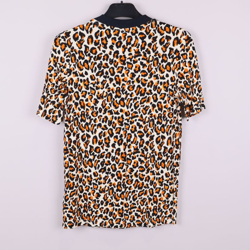Leopardmönstrad t-shirt med mörk krage bakifrån