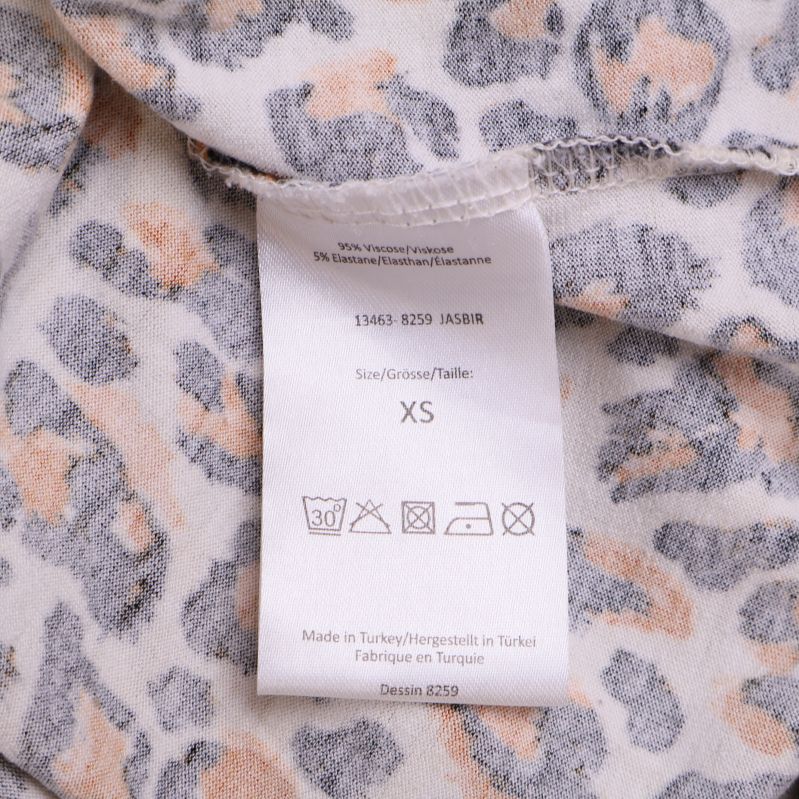 Material- och storleksetikett med XS på t-shirt