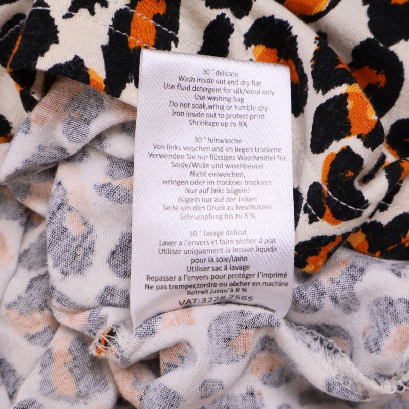 Tvättrådsetikett i t-shirt med instruktioner