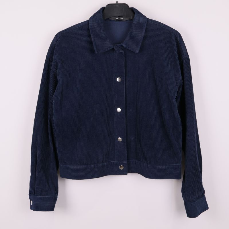 Framsidan av mörkblå manchesterjacka med knappar