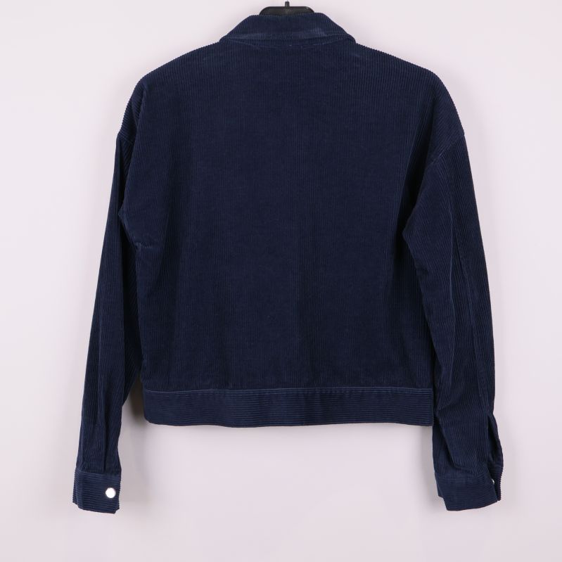 Baksidan av mörkblå manchesterjacka i manchester