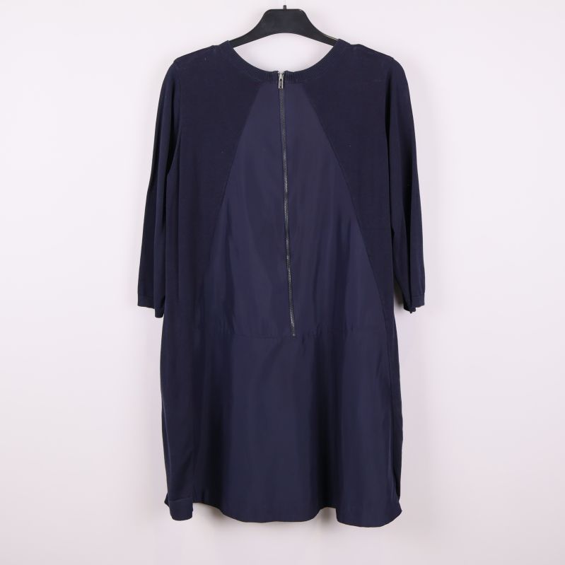 Mörkblå klänning med synlig dragkedja bak