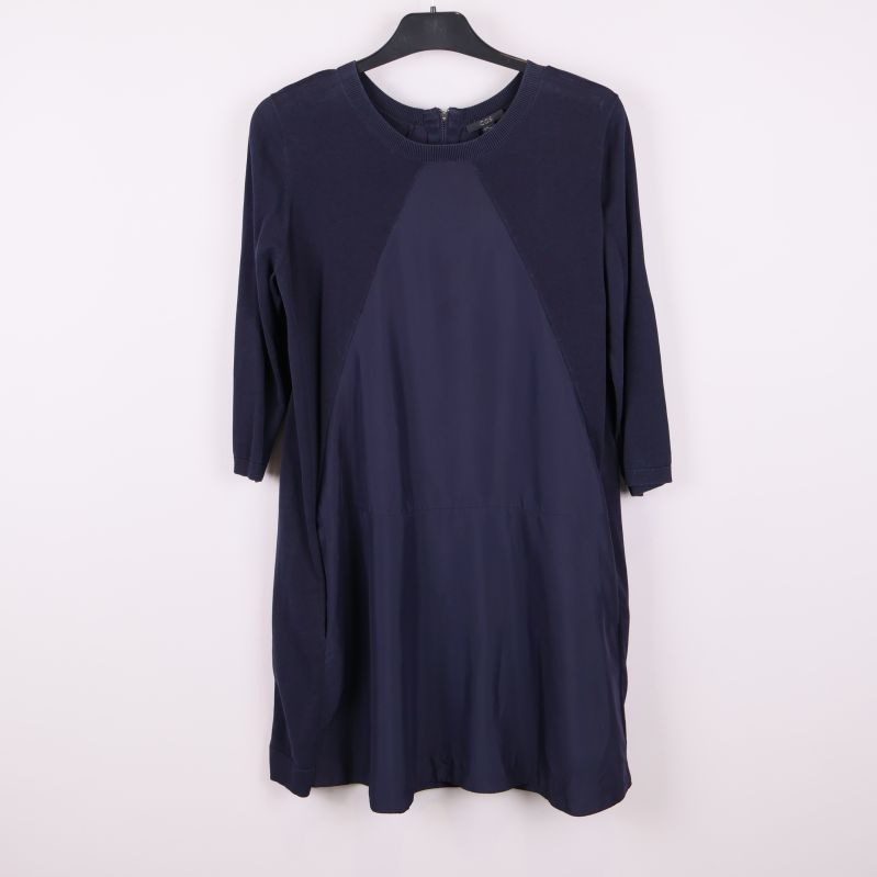 Mörkblå klänning med trekvartsärm framifrån