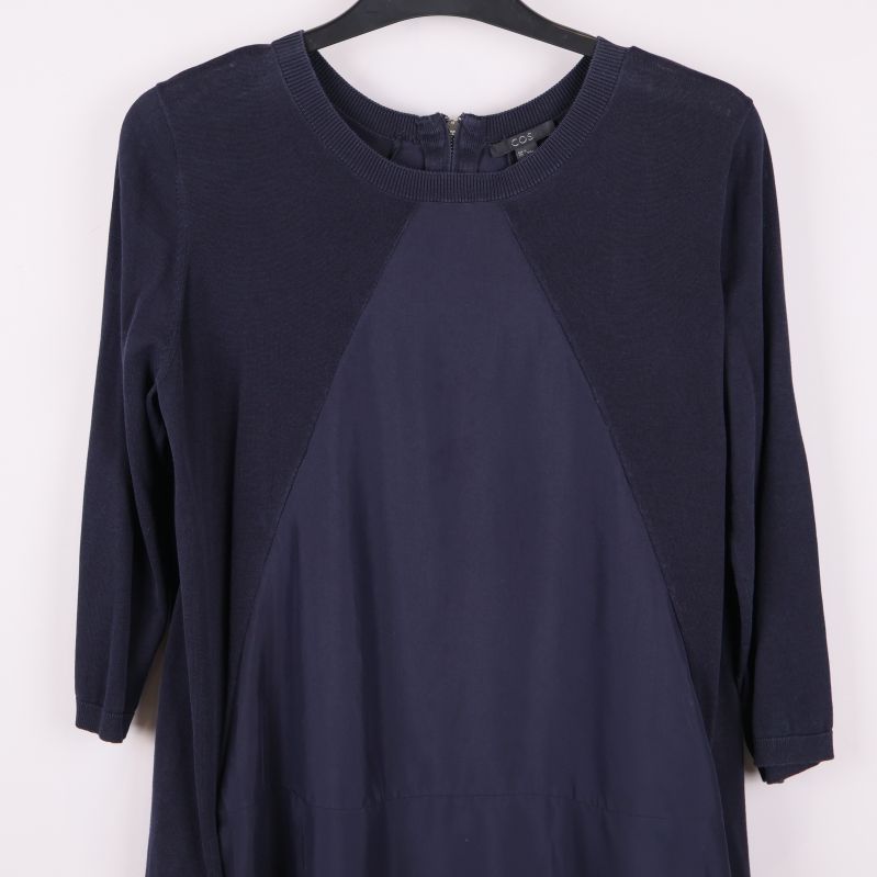 Överdel av mörkblå klänning med texturerade partier