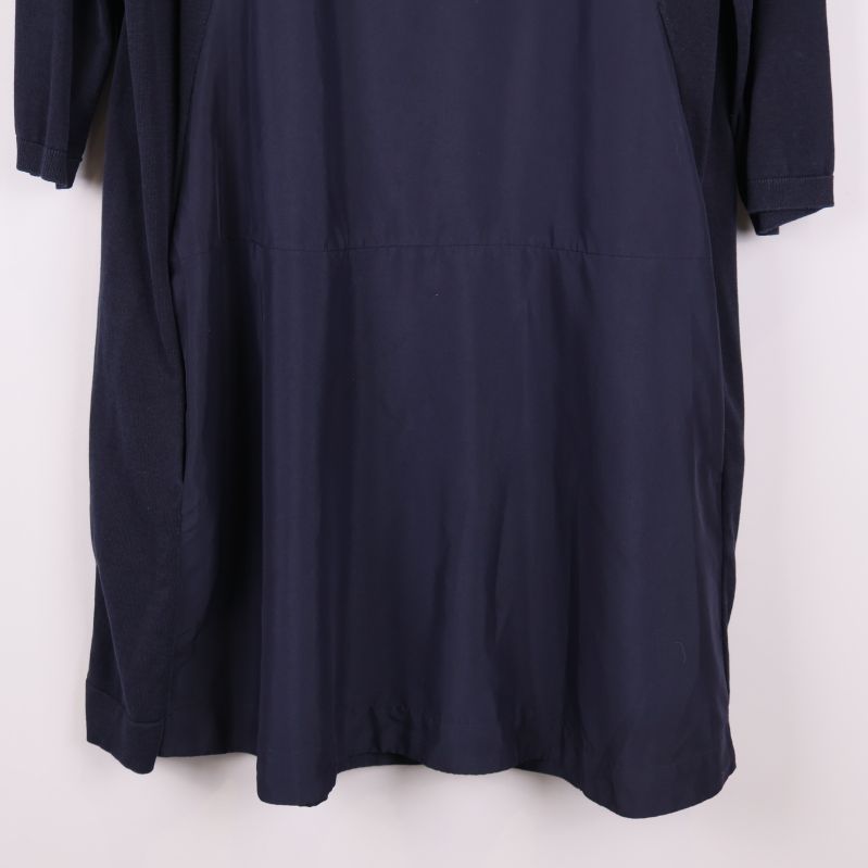 Nederdel av klänningen med slät textur