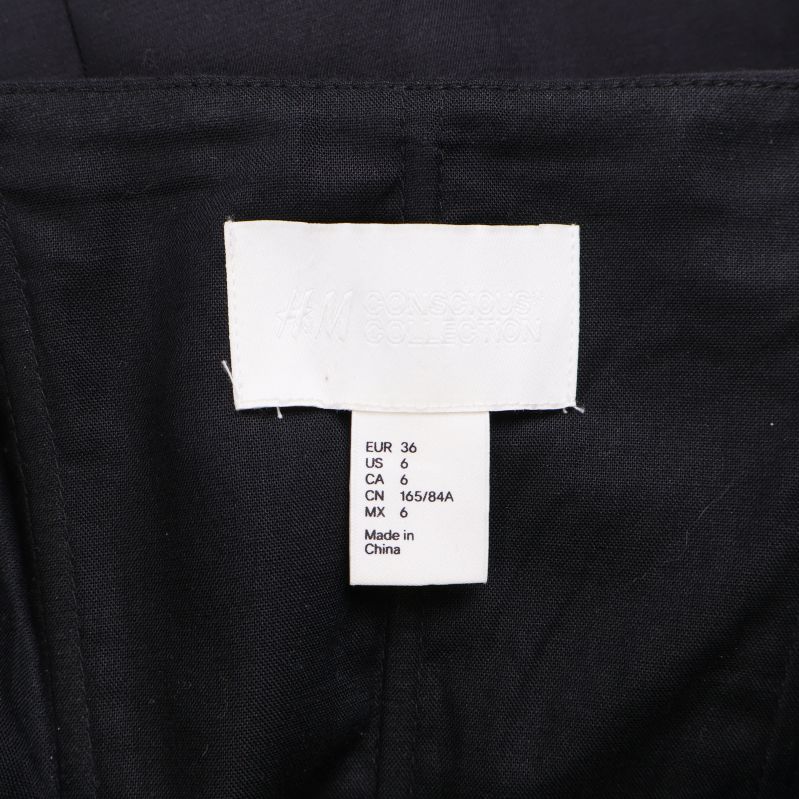 Storleksetikett i svart klänning från H&M, EU 36