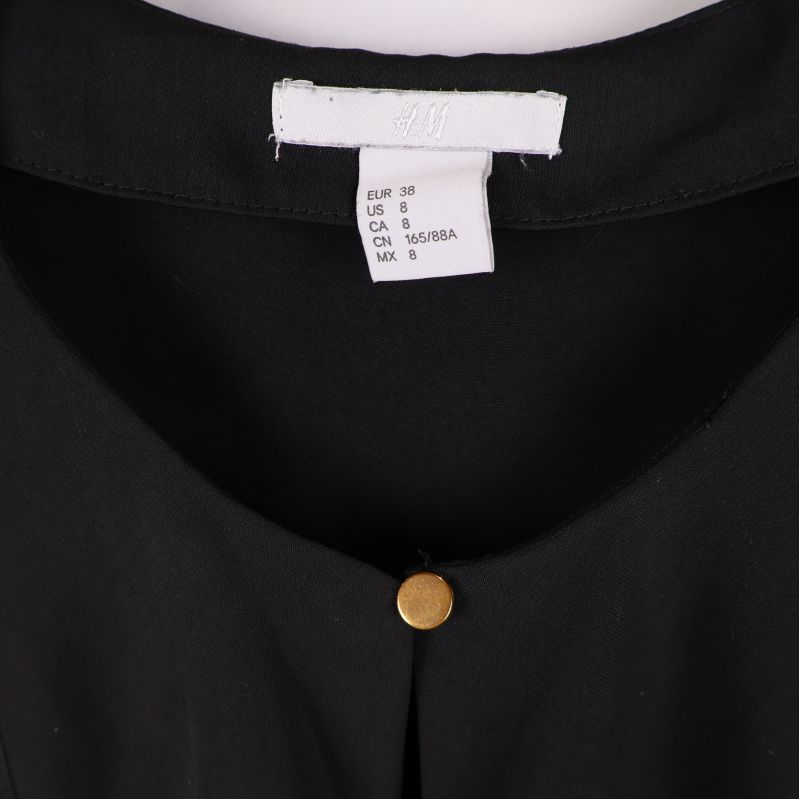 Storleksetikett för H&M blus i närbild