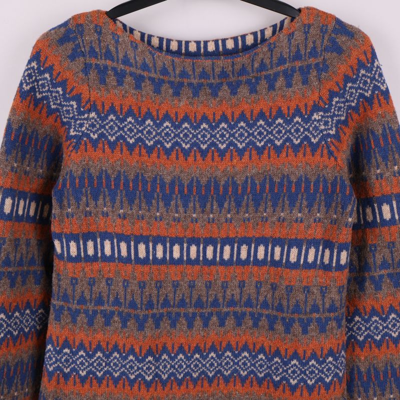 Närbild på tröjans färgglada och geometriska mönster upptill