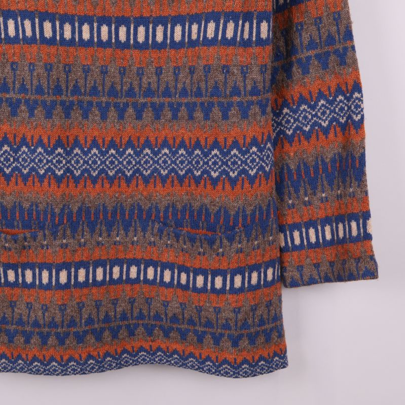 Närbild på ärm och nederdel av tröja med mönster