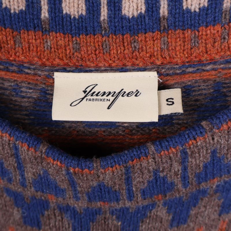 Nacketikett visar varumärket Jumperfabriken och storlek S