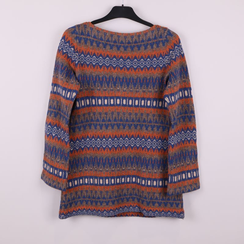 Baksidan av mönstrad stickad tröja 