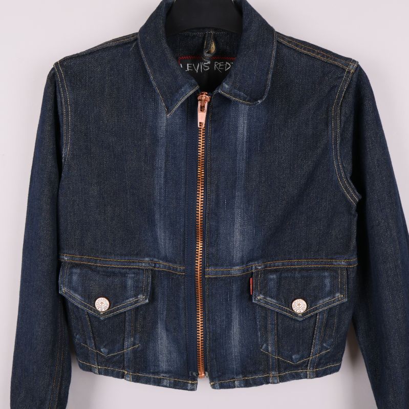 Framstycke av jeansjacka med dragkedja och detaljer