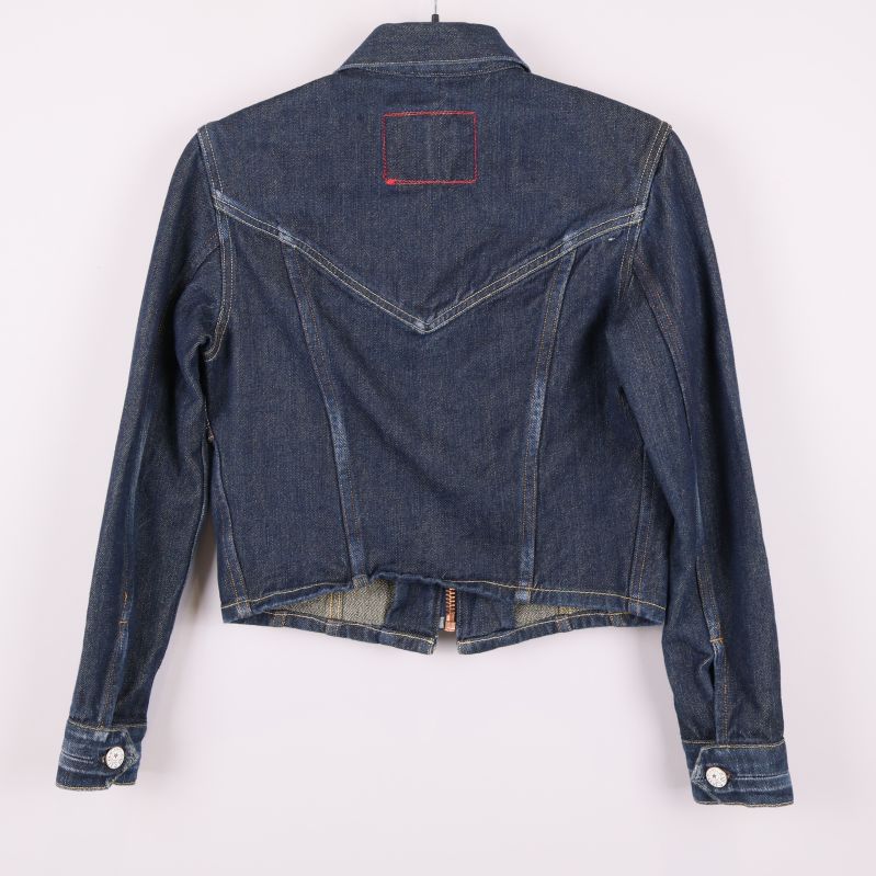 Baksida av jeansjacka med dekorsömmar