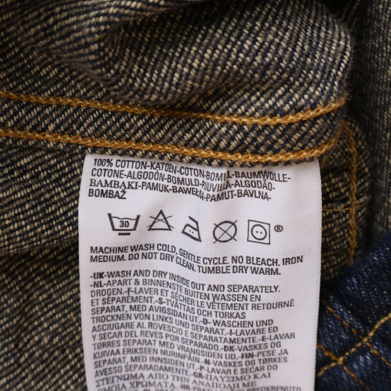 Materialetikett med information om 100% bomull