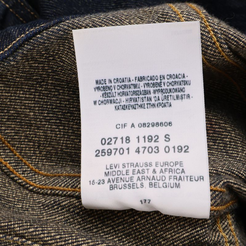 Tillverkningsetikett med information från Levis