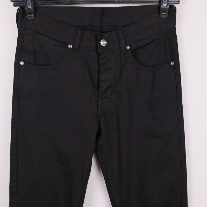 Närbild på midja och framfickor med silverdetaljer