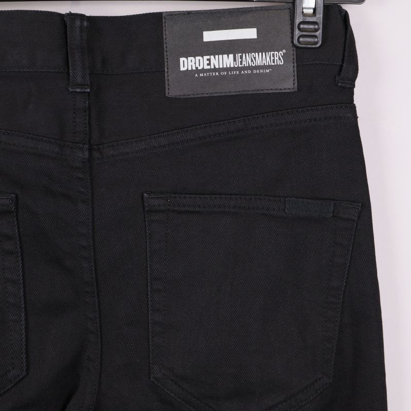 Närbild på bakfickor och etikett från Droenim Jeansmakers