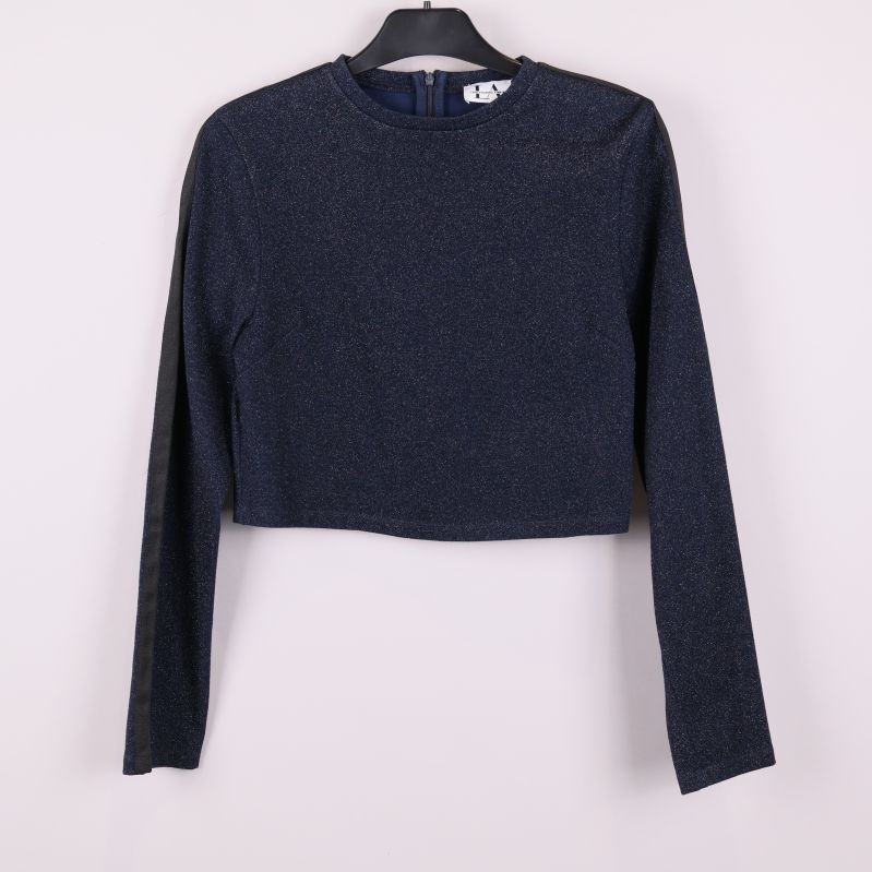 Framsida av mörkblå glittrig croppad topp med långa ärmar