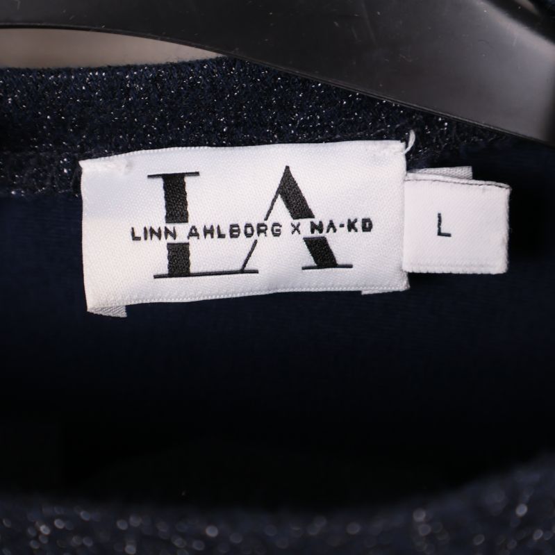 Närbild på etiketten Linn Ahlborg x NA-KD i halsen
