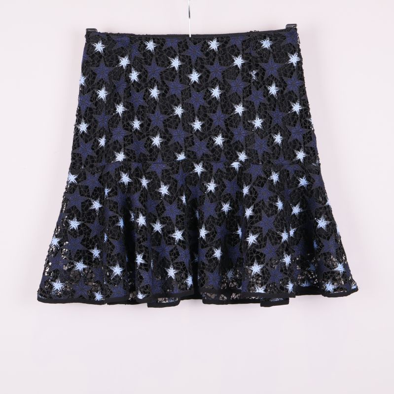 Kort kjol med broderade blå och vita stjärnor framifrån