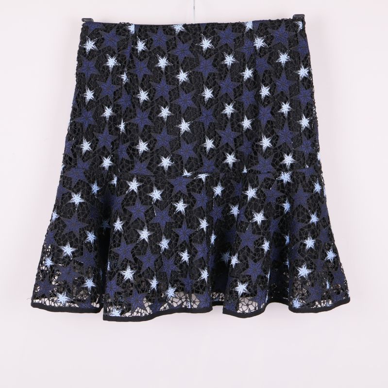 Kort kjol med stjärnmönster visad bakifrån