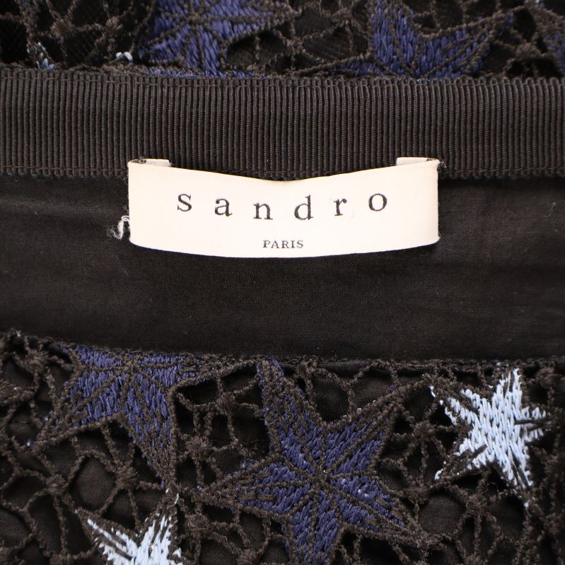 Närbild på Sandro Paris-märke på kjolens insida