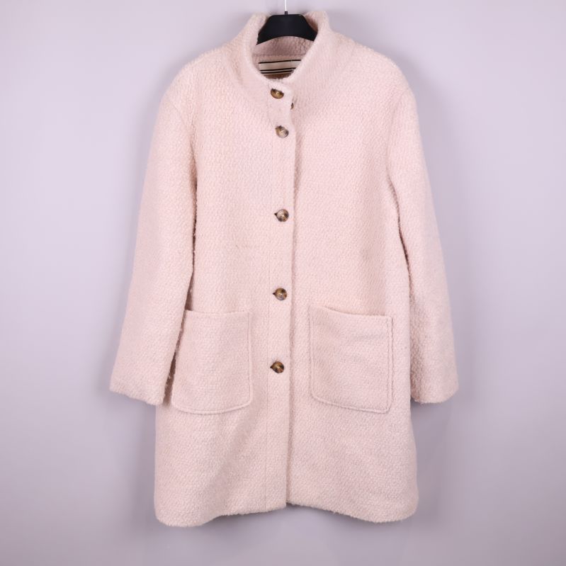 Beige kappa med knappar och fickor framtill