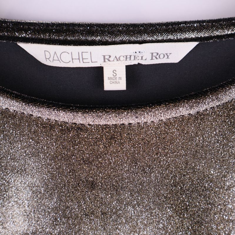 Närbild på märkeslapp med Rachel Roy i halsen