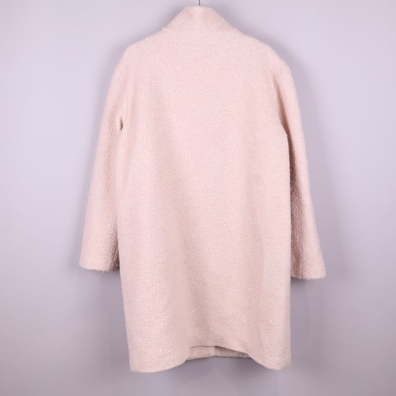 Baksida av beige kappa med rak passform