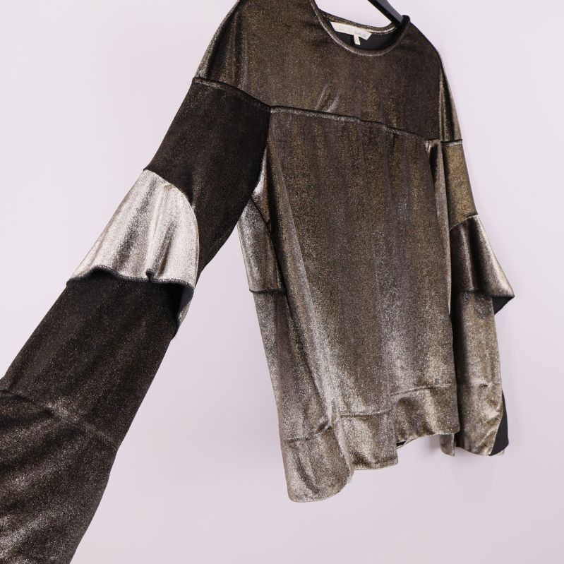 Topp från sidan som visar volangärmen