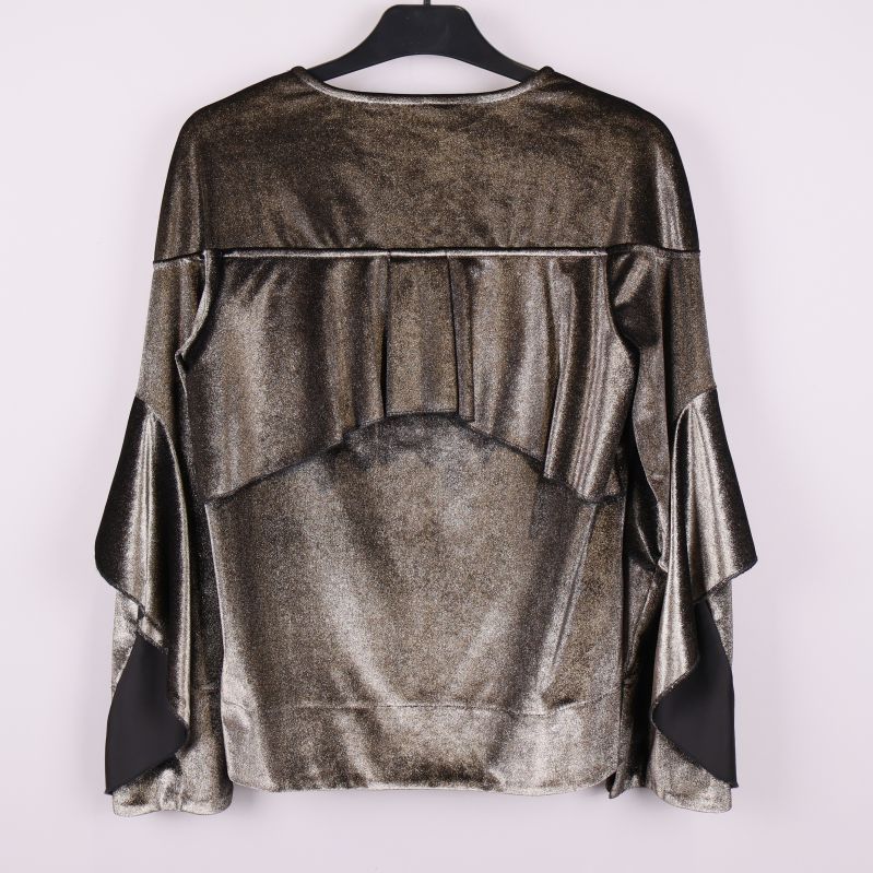 Topp med volanger bakifrån som visar rygg och ärm