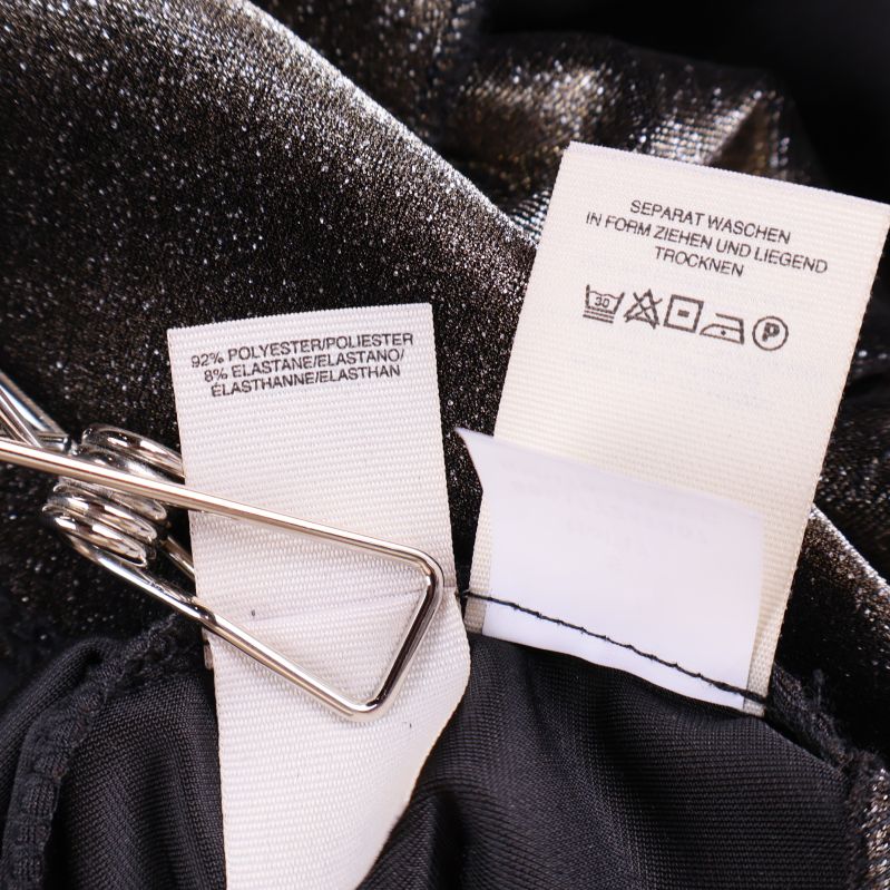 Etikett i plagget visar materialinformation och tvättråd