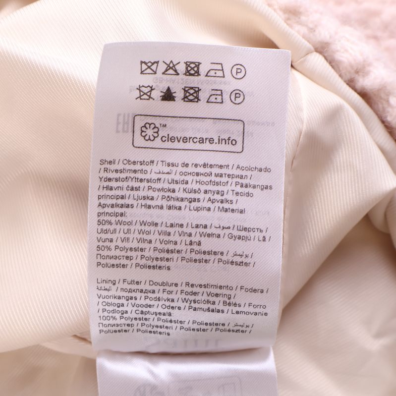 Materiallapp med skötselråd och materialinformation inuti kappan