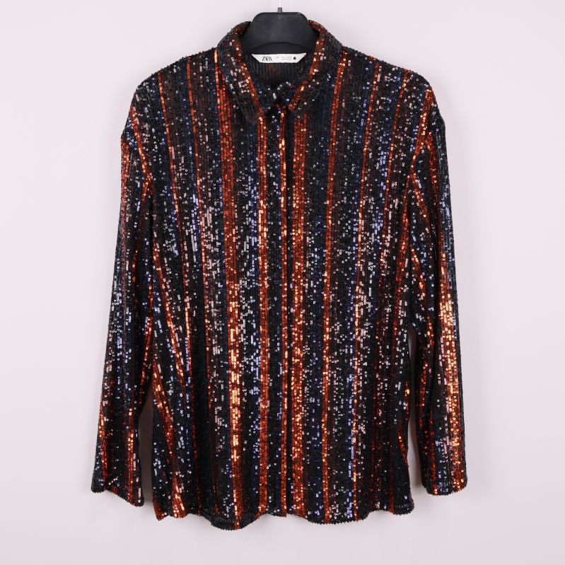 Framsidan av paljettmönstrad skjorta med vertikala ränder