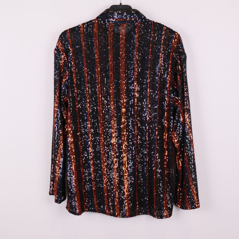 Baksidan av skjortan visar samma paljettmönster